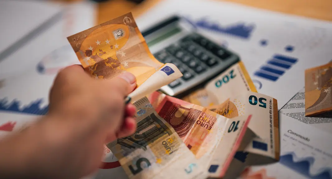 Análisis económico y cálculo de compensación en divorcio