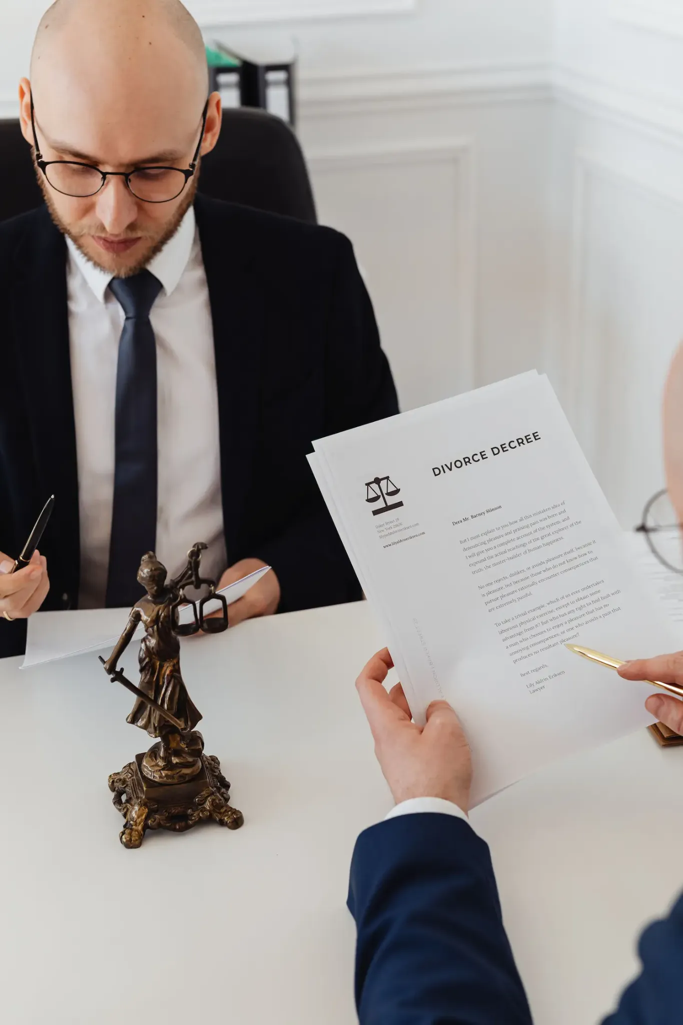 Revisión jurídica de antecedentes de divorcio