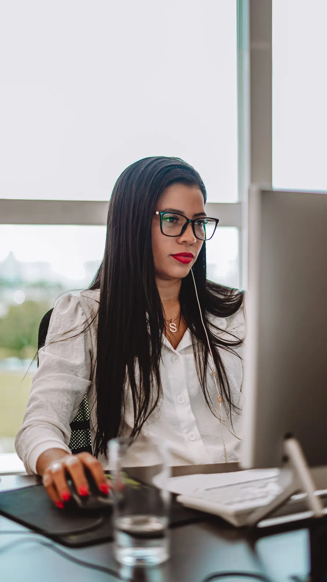 Trabajadora envía sus documentos laborales para una consulta online
