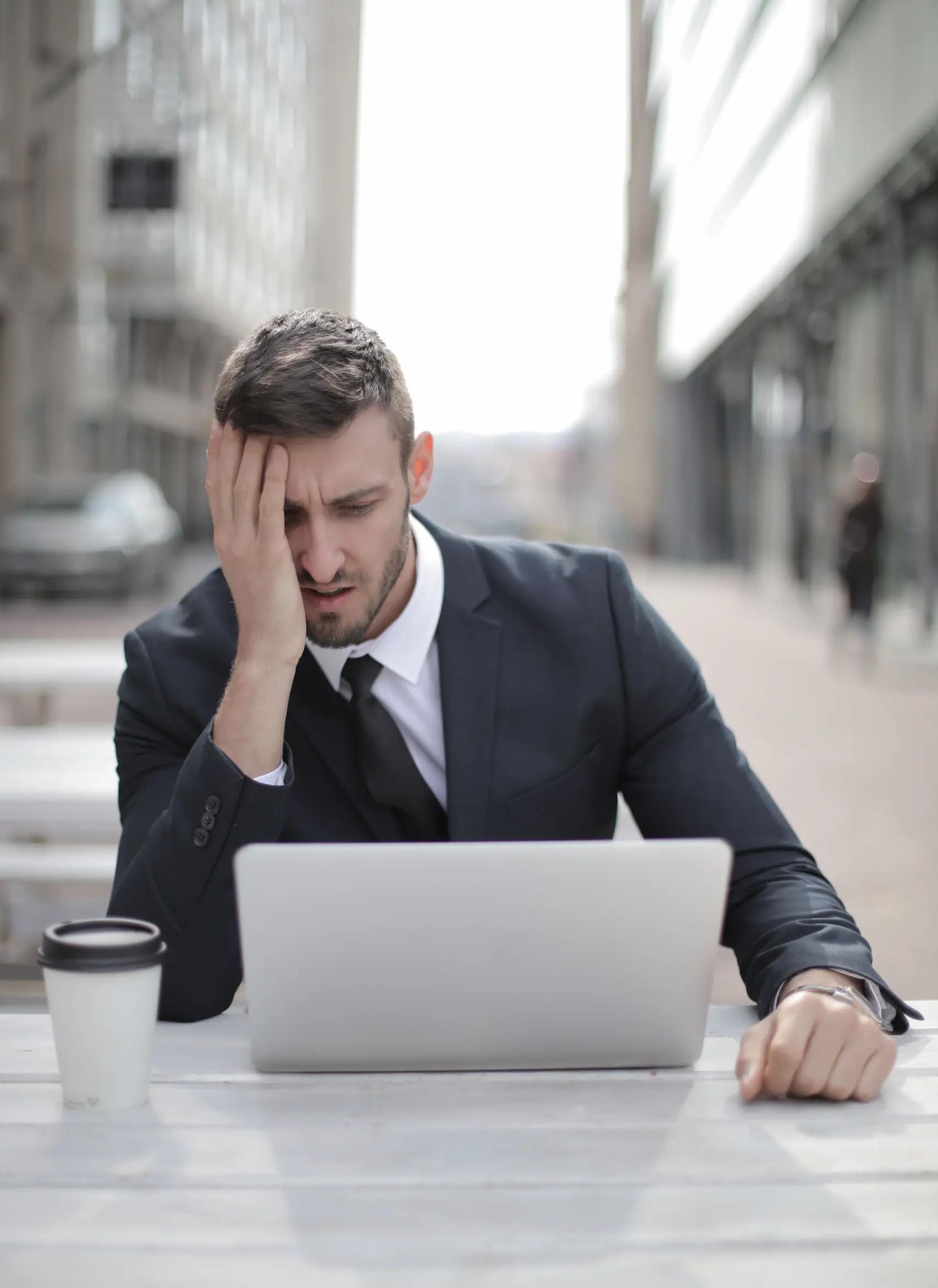 Trabajador preocupado frente al computador después de un despido